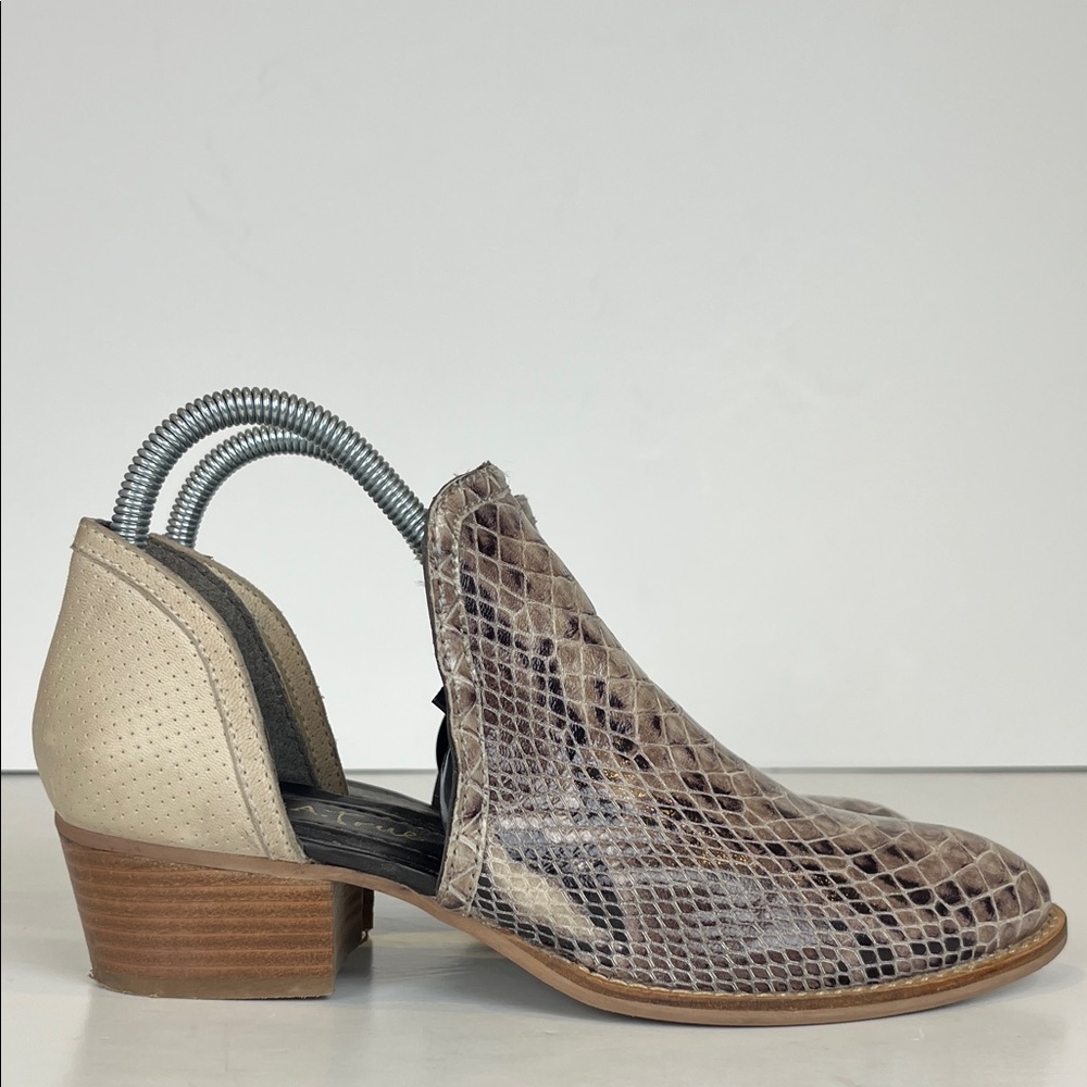 Diba True Shy Town Ankle Boots Womens 7.5 Snakeskin Print Almond Toe Cutout
